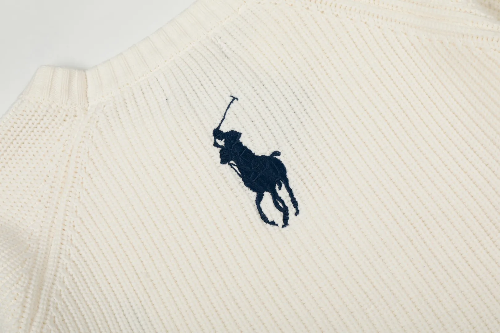 P220 Top quality" Style number: DS812# (not off the shelves all year round) [Ralph Lauren round neck piqué knitted sweater with war horse embroidery on the front and back] ✅Ralph Lauren classic basic versatile round neck pullover sweater for men and women ✅Main supply platform live broadcast Wholesale entity Replenish if out of stock Not removed from the shelves ✅ZP quality 1:1 version Scan the code to enter the GF website Counter quality ✅Detailed quality The only one in Guangzhou Imported quality cotton yarn Mainly high-end, cost-effective, good quality needless to say ✅The version is restored to the original order, the maximum size can be worn up to 200 pounds, loose, comfortable and stress-free ✅The upper body is simple and easy to match, ootd must-have style, good-looking clothes are never picky, a must-have item in the wardrobe is recommended. Size: S-XL Color: White, gray, khaki, navy blue, brown, burgundy, black with white label, black with red label